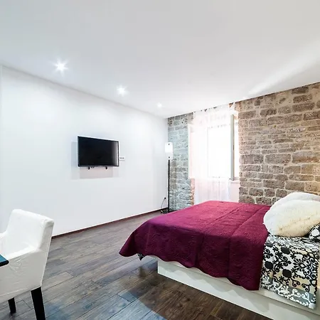 Aparment Lila シベニク