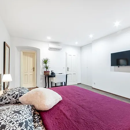 Aparment Lila アパート